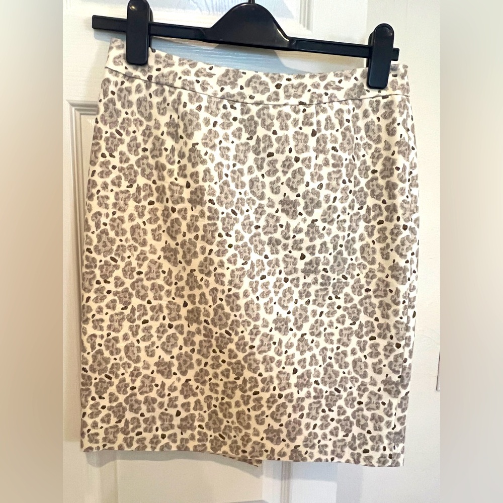 Loft skirt with cute zipper in the back.